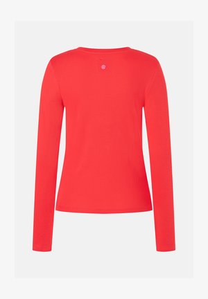 Rotes, langärmliges Rippenhemd mit rundem Ausschnitt, von hinten auf einem schlichten weißen Hintergrund präsentiert.