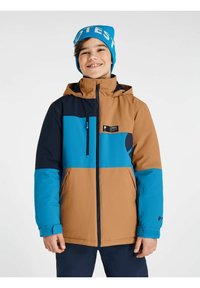 Bunte Winterjacke mit blauen, braunen und marineblauen Paneelen. Das Material wirkt wasserdicht und verfügt über eine mit Reißverschluss geschlossene Vorderstasche sowie eine Kapuze.
