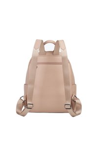 Mały, bladoróżowy skórzany plecak widoczny od tyłu, wyposażony w regulowane satynowe paski na ramiona oraz zewnętrzną kieszeń na zamek.
