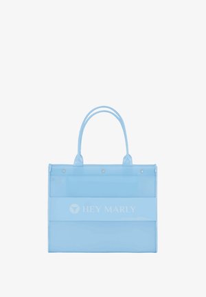 Blau transparente Tragetasche mit zwei Griffen, die eine glatte Textur aufweist und das geprägt Logo "HEY MARLY" auf der Vorderseite sowie metallene Druckknopfverschlüsse hat.
