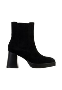 Bottine en daim noir avec un panneau latéral texturé, un bout arrondi et un talon bloc. Surface lisse avec des détails de couture subtils.