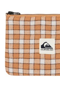 Oranje en wit geruite ritszak met een gemarmerde stof. Bevat een zwart Quiksilver-logo op een witte patch. Ritsluiting aan de bovenkant.