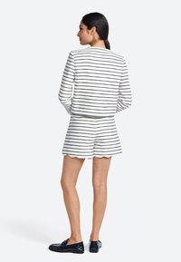 Rich & Royal Short - pearl white