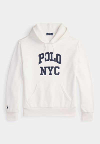 Sweat à capuche blanc avec poche avant, cordon à la capuche et texte "POLO NYC" bleu marine sur la poitrine, plus petit logo sur la manche gauche.