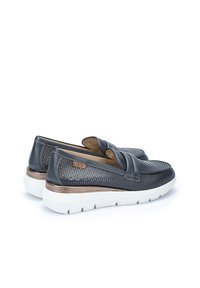 Scarpe slip-on in pelle perforata di colore grigio scuro con un accento bronzo sulla suola e suola esterna in gomma bianca. Presentano una soletta imbottita per il massimo comfort.