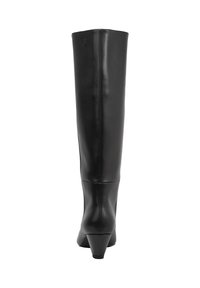 Zwarte leren laarzen tot aan de knie met een puntige neus en een bescheiden blokhak, voorzien van een gladde textuur en een aansluitend silhouet.