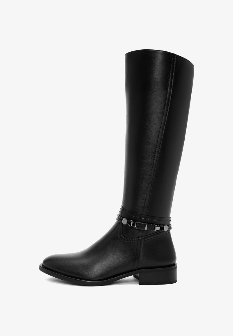 Zwarte leren kniehoge laars met een puntige neus, een mid-low hak en een decoratieve band met metalen accenten rond de enkel.