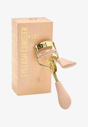 Piega ciglia con hardware in metallo dorato e impugnature in silicone rosa. Accompagnato da una scatola rosa chiaro con testo dorato e dettagli del prodotto.