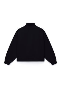 Μαύρο φούτερ με μακριά μανίκια, υψηλό γιακά, ριμπ μανσέτες και ζώνη στη μέση, εμφανιζόμενο από πίσω σε λευκό φόντο.