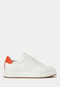 Hvit lær sneaker med oransje detaljer, med en strukturert design, rund tå og flat gummisåle. Inkluderer merkevaredetaljering på siden.