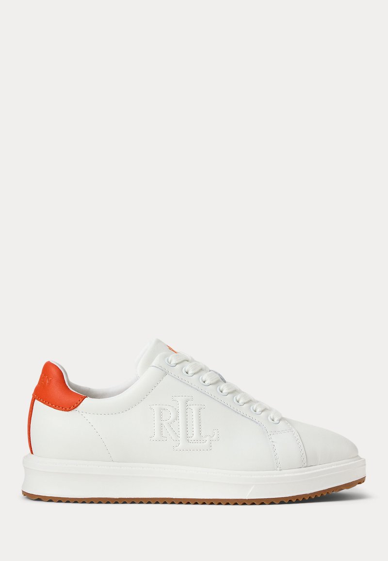 Hvit lær sneaker med oransje detaljer, med en strukturert design, rund tå og flat gummisåle. Inkluderer merkevaredetaljering på siden.