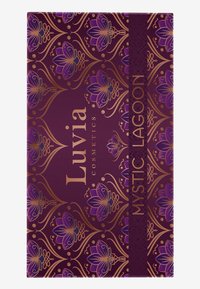 Die Mystic Lagoon Box von Luvia Cosmetics verfügt über einen lila Hintergrund mit goldenen floralen Mustern und eleganter Typografie, die die Produktdetails hervorhebt.