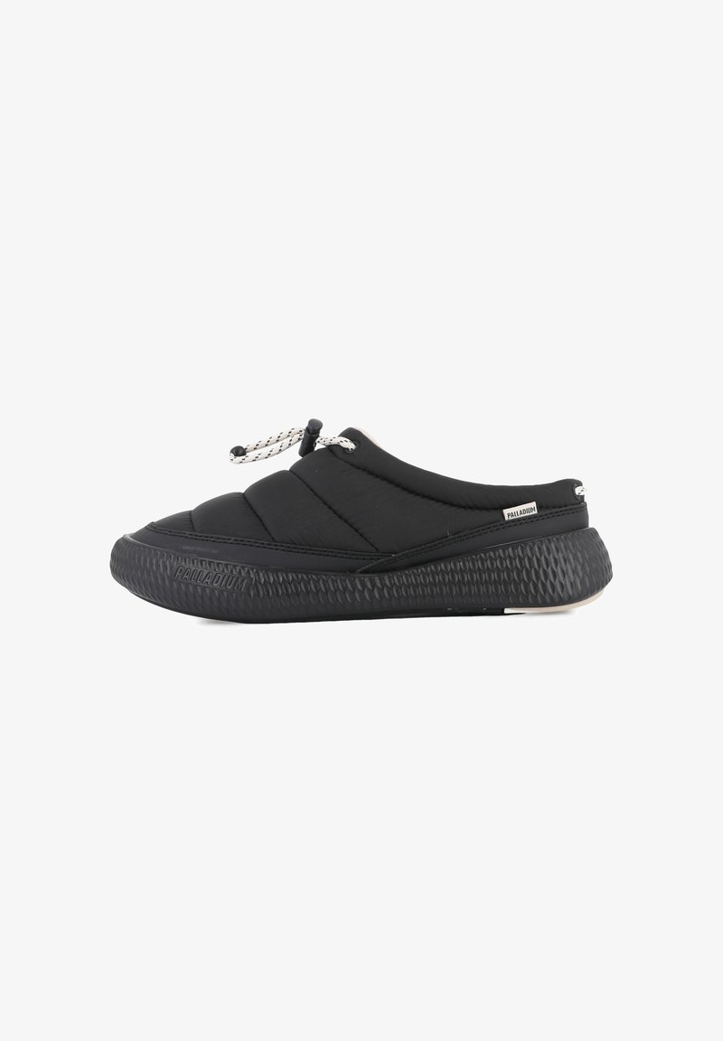 Baskets noires à enfiler avec semelle épaisse texturée, dessus rembourré, lacet blanc à cordon et étiquette de marque Palladium sur le côté et la semelle.