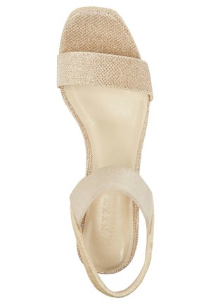 Beigegeweven sandalen met twee brede banden, een gestructureerde afwerking en een gladde zool. Ontworpen voor comfort met een lichte hak.