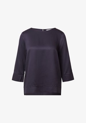 Donkerpaarse shirt gemaakt van gladde stof, met een ronde halslijn, driekwartmouwen en een openingen met sleutelgat aan de achterkant met knoopsluiting.