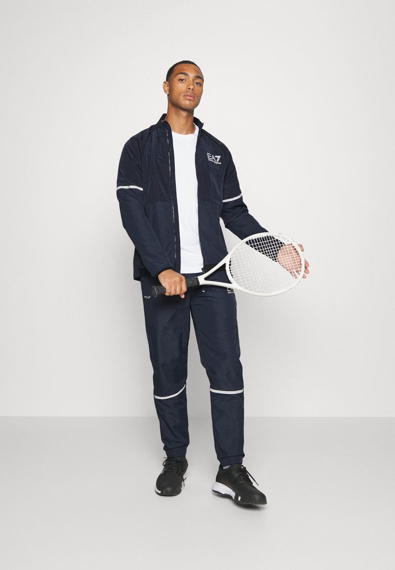 Herren Trainingsanzüge | EA7 Emporio Armani TENNIS PRO TRACK SUIT SET Trainingsanzug blue/navy/dunkelblau - CV86309 Herren Trainingsanzüge | EA7 Emporio Armani TENNIS PRO TRACK SUIT SET Trainingsanzug blue/navy/dunkelblau - CV86309
