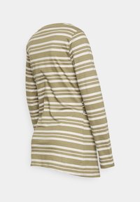 Camisa de manga longa, verde-oliva, com riscas brancas horizontais. Apresenta um decote redondo e um corte descontraído, com a parte de trás da bainha ligeiramente mais longa.