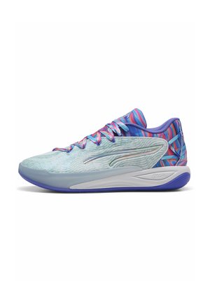 Zapatillas de correr con una parte superior texturizada y multicolor en tonos de azul, rosa y morado; cuentan con una suela ligera y un diseño con patrones.