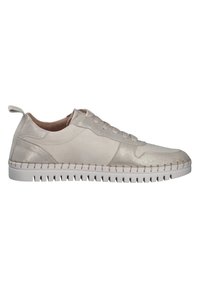Sneaker in suede beige chiaro con accenti metallici, chiusura con lacci e suola in gomma testurizzata con piccole scanalature.