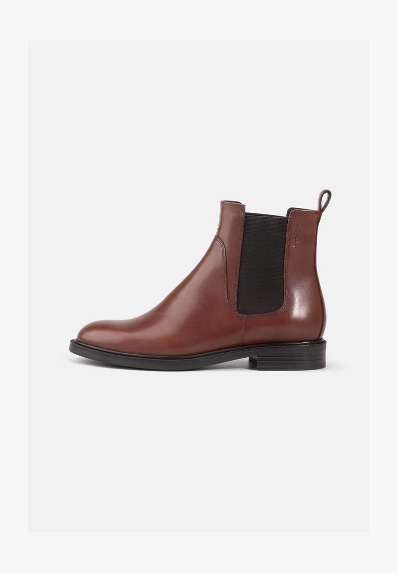 Bottines Chelsea en cuir marron avec des panneaux latéraux élastiques, bout arrondi, petit talon noir et languette à l'arrière. Texture de surface lisse.