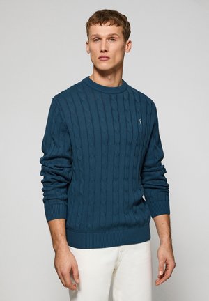 Teal sweter w splot cables z prążkowanymi mankietami i dołem. Posiada okrągły dekolt, wykonany z materiału o fakturze, z małym logo na klatce piersiowej.