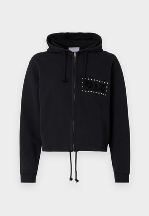 Sudadera corta negra con cremallera, que cuenta con capucha ajustable y bolsillos frontales. Decorada con "BLUE" en cuentas y textura suave en el pecho.