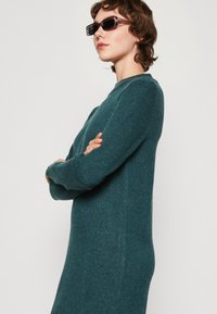 VILA VIRIL CREW NECK MIDI DRESS - Obleka/pulover - ponderosa pinedetail/dark melange