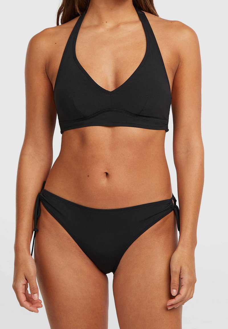 Ensemble bikini noir comprenant un haut à col halter avec un décolleté plongeant et un bas à nouer sur les côtés, confectionné dans un tissu lisse et extensible.