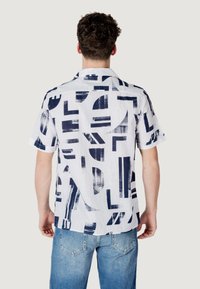 Korte mouwen, wit shirt met marineblauwe abstracte geometrische patronen, gemaakt van lichtgewicht stof, heeft een knoopsluiting en een rechte snit.