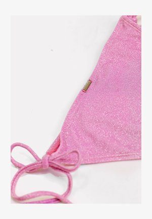 Haut de bikini en tissu rose pailleté avec lien latéral réglable et petite étiquette de marque rectangulaire dorée sur fond blanc.
