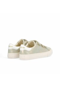 Lichtgroene leren sneakers met witte accenten, vlakke zool en geperforeerd ontwerp. Beschikt over een gestructureerde achterhak en subtiele branding.
