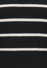 Črna tkanina z izmeničnimi belimi vodoravnimi črtami. Tekstura je videti rebrasta, z mehkimi vlakni, ki so vidna po celotnem materialu.