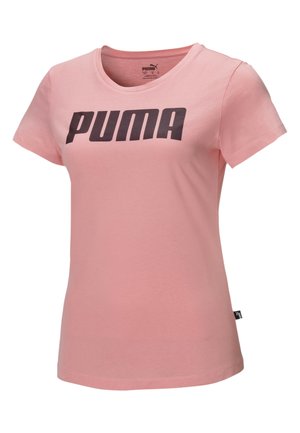 Różowy T-shirt z krótkim rękawem i okrągłym dekoltem z dużym czarnym logo Puma na piersi, pokazany na jednolitym białym tle.