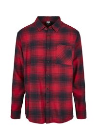 Chemise en flanelle à carreaux rouges et noirs, manches longues, devant à boutons et une poche poitrine avec un motif à carreaux diagonaux.