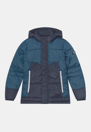 Chaqueta acolchada con capucha, que presenta paneles en azul oscuro y verde azulado, bolsillos con cremallera y un diseño de tela texturizada.