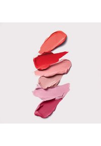 Fünf horizontale Lippenstiftspuren in verschiedenen Rottönen, Pink und Mauve auf hellem Hintergrund.