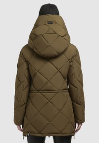 Olivgrüner gesteppter Puffer-Mantel mit Kapuze, diagonal genäht, mit tailliertem Schnitt und einer schwarzen Mütze. Glattes Gewebe mit matter Oberfläche.