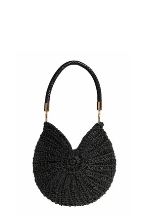 Čierna pletená okrúhla kabelka s preplietaným vzorom a krátkou čiernou pletenou rukoväťou pripevnenou zlatým kovaním.