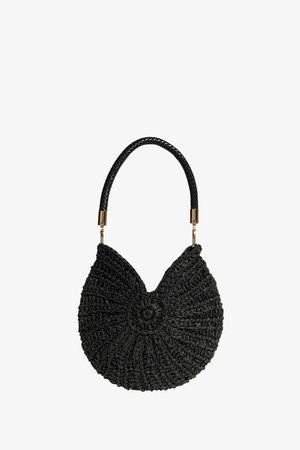Černá kulatá kabelka z tkaného materiálu s copánkovým vzorem a krátkým černým copánkovým uchycením připevněným zlatým kováním.