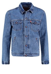 Modrá džínová bunda s knoflíkovým zapínáním vpředu, dvěma klopovými kapsami na hrudi a dvěma bočními kapsami, zdobená hnědým šitím a malou oranžovou štítkem.