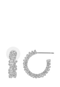 Sølvbelagte øreringer med et rundt hoops-design, bar accenter og en lineær stud-stil. Klare plastbakker inkludert.