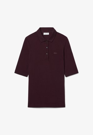 Polo violet foncé avec trois boutons noirs, manches courtes, col et logo crocodile brodé subtil sur le côté gauche de la poitrine.