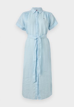Világoskék, gombos, rövid ujjú midi ruha gallérral, derékban kötős övvel és kicsi logóval a bal mellrésznél.