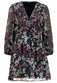 Blommönstrad klänning med djup V-ringning, som har genomskinliga långärmar, en figursydd midja och en lös kjol. Färgerna inkluderar marinblå, vit och röda accenter.