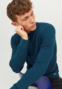 Jack & Jones JJEATLAS CREW NECK - Neule - sailor blue