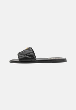 Sandal slide acolchoado preto com sola plana, apresentando um detalhe dourado na tira. Feito de material sintético com uma textura suave.