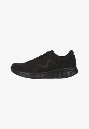 Schwarze Sportschuhe mit einem glatten synthetischen Obermaterial, perforiertem Design, runder Zehenpartie und gepolsterter, profilierten Sohle für Unterstützung.
