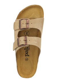 Sandalia de ante beige con dos hebillas metálicas ajustables en marrón, plantilla contorneada y suela interior suave con un estampado de logo.