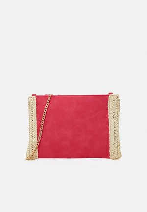 Clutch in pelle rosa con dettagli intrecciati beige e tracolla a catena dorata. Texture liscia, forma rettangolare e chiusura con zip.