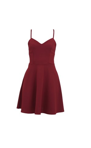 Burgunderrotes ärmelloses Kleid mit tailliertem Oberteil und ausgestellt Rock, gefertigt aus einem dezent strukturierten Stoff und mit einem Herzausschnitt.